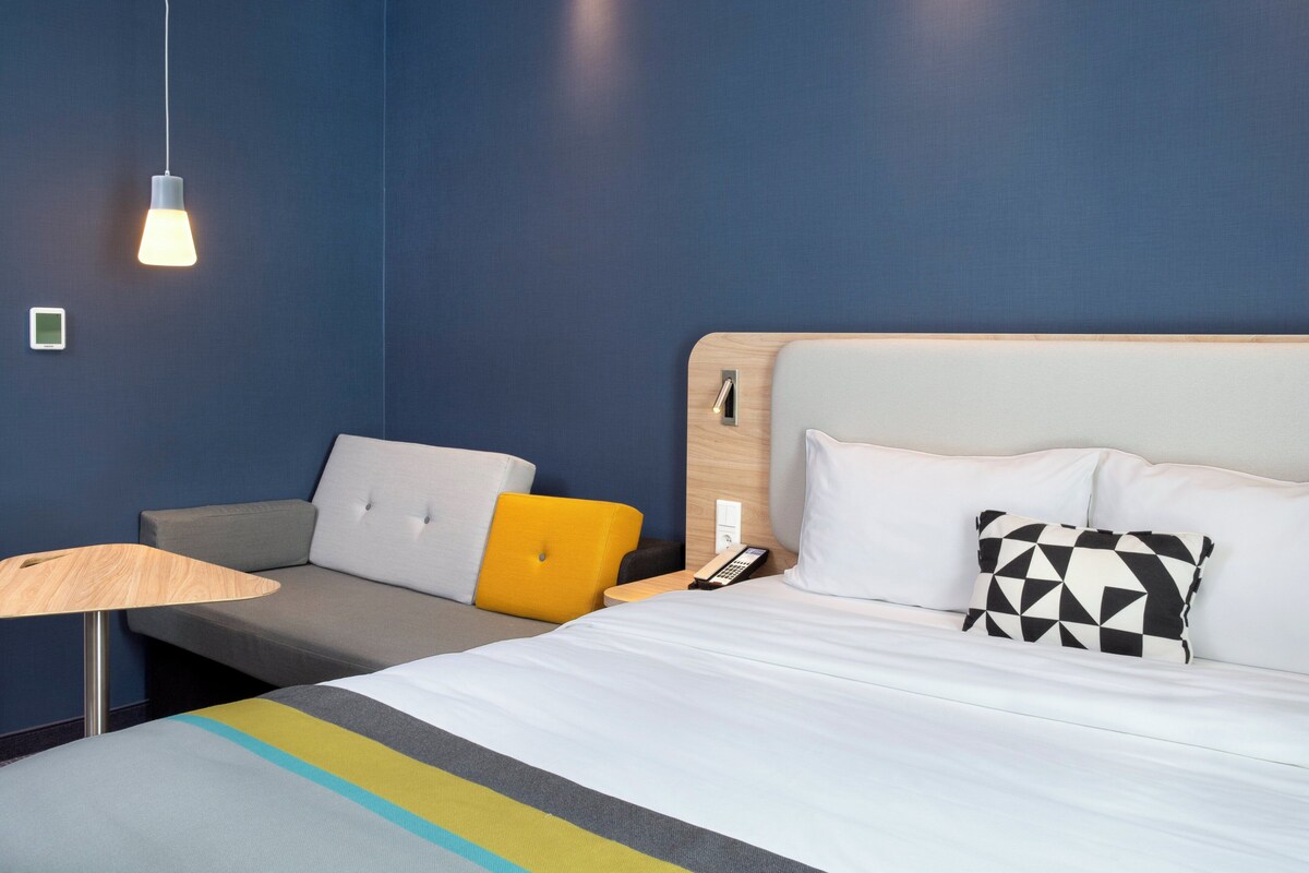 Habitación estándar, 1 cama matrimonial y sofá cama | Caja de seguridad en la habitación, escritorio y cortinas blackout 