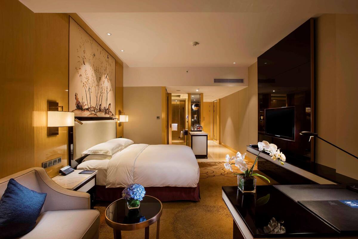 Premium bedding, minibar, in-room safe, desk