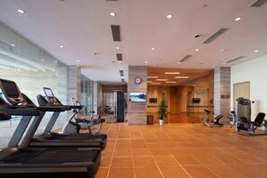 Equipamiento de fitness en la habitación