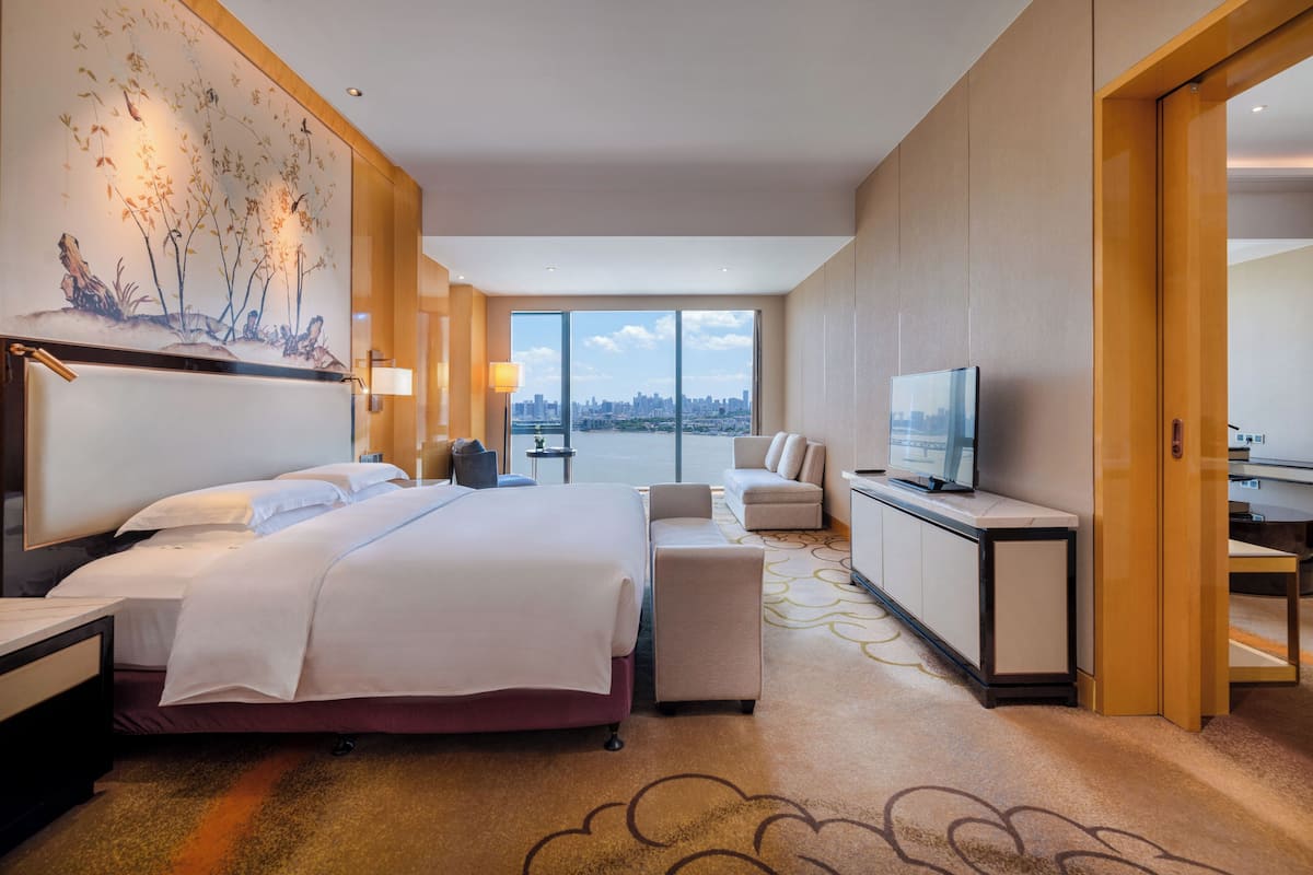 suite, 1 king bed, river view | premium bedding, minibar, in-room safe, desk