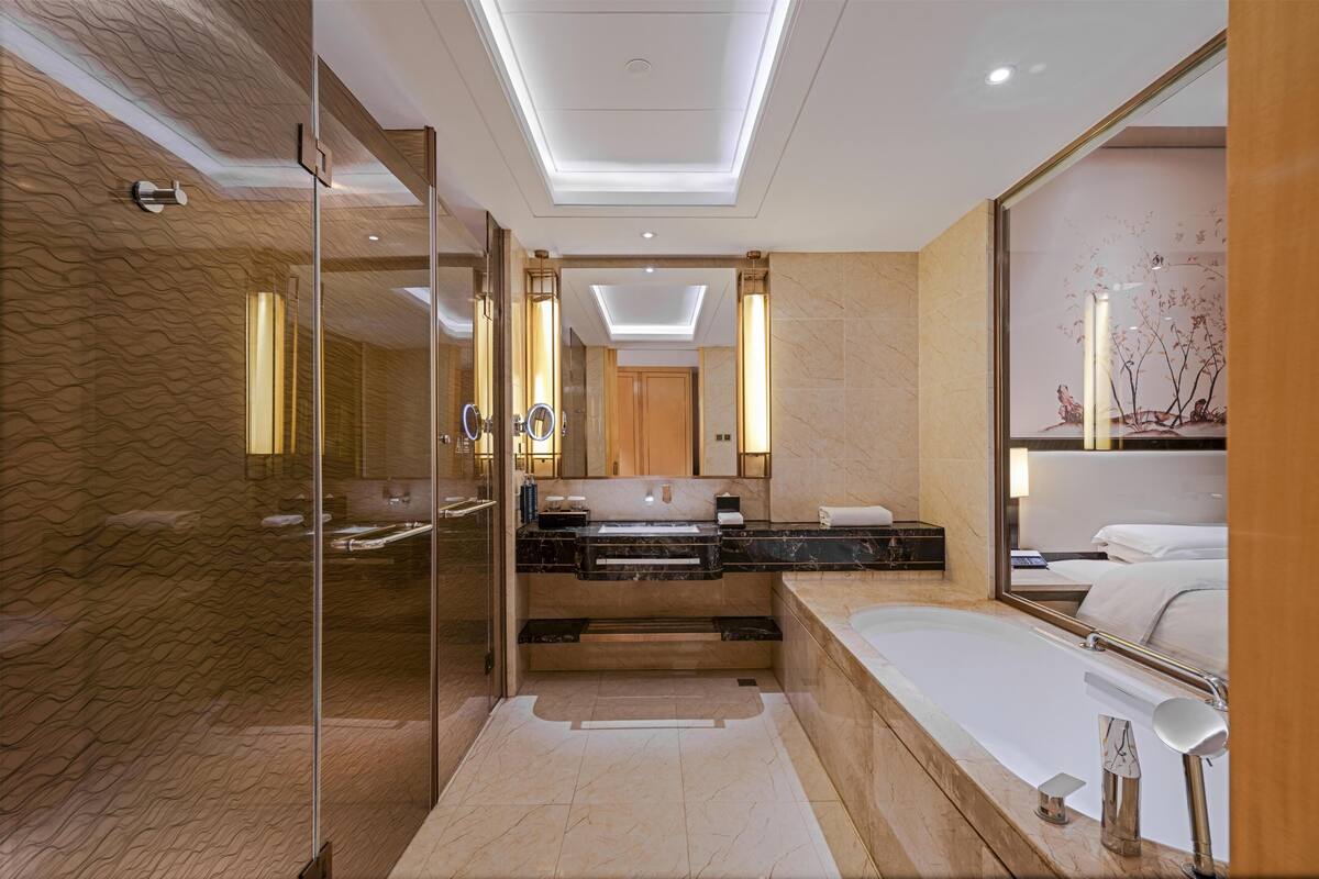 Premier Room, 2 Twin Beds, River View | Bathroom | Combined shower/tub, deep soaking tub, free toiletries, hair dryer
