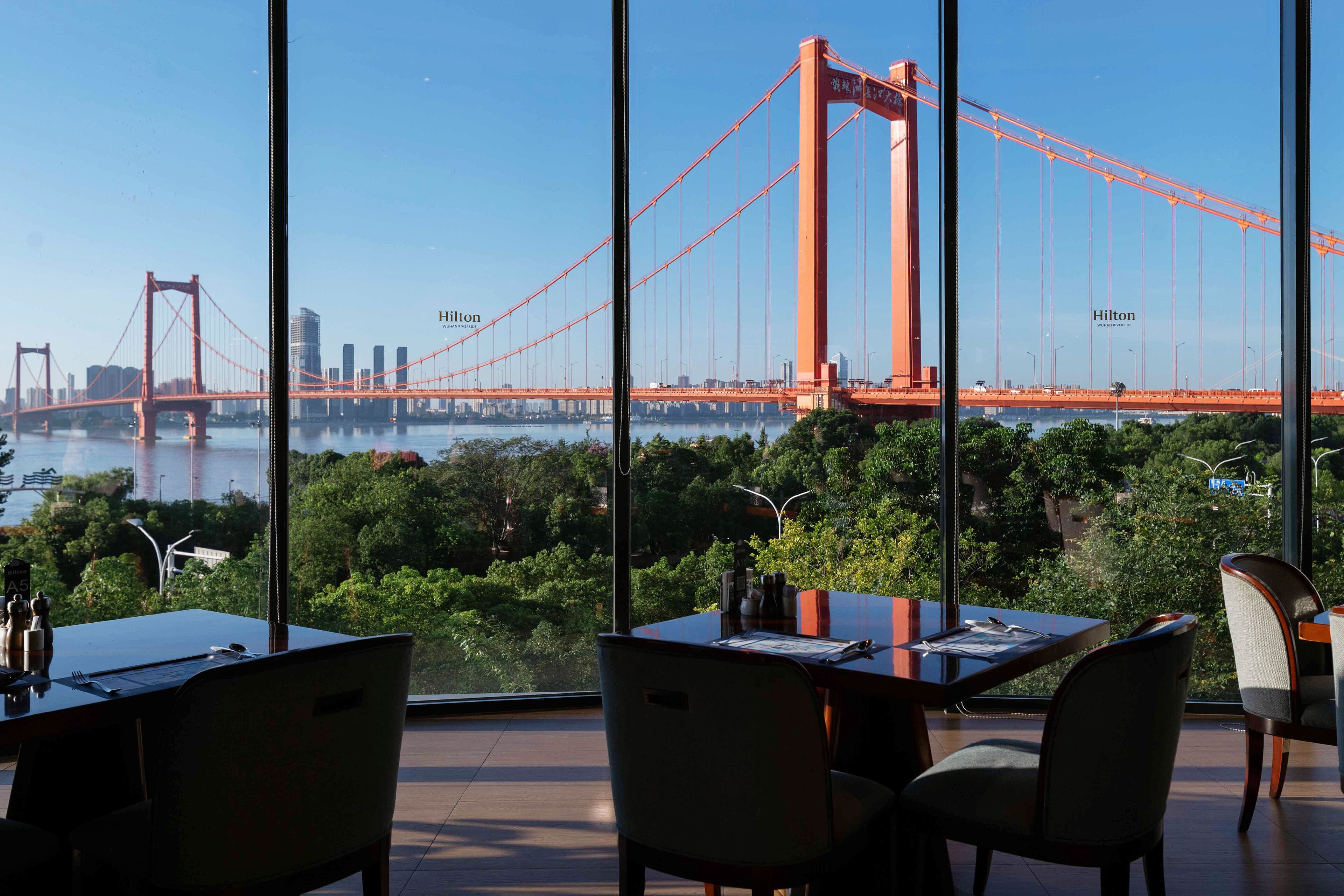 4 間餐廳；供應早餐、午餐、晚餐；中國菜