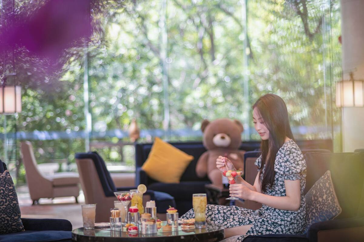 4 restaurants, breakfast, lunch, dinner served; chinese cuisine