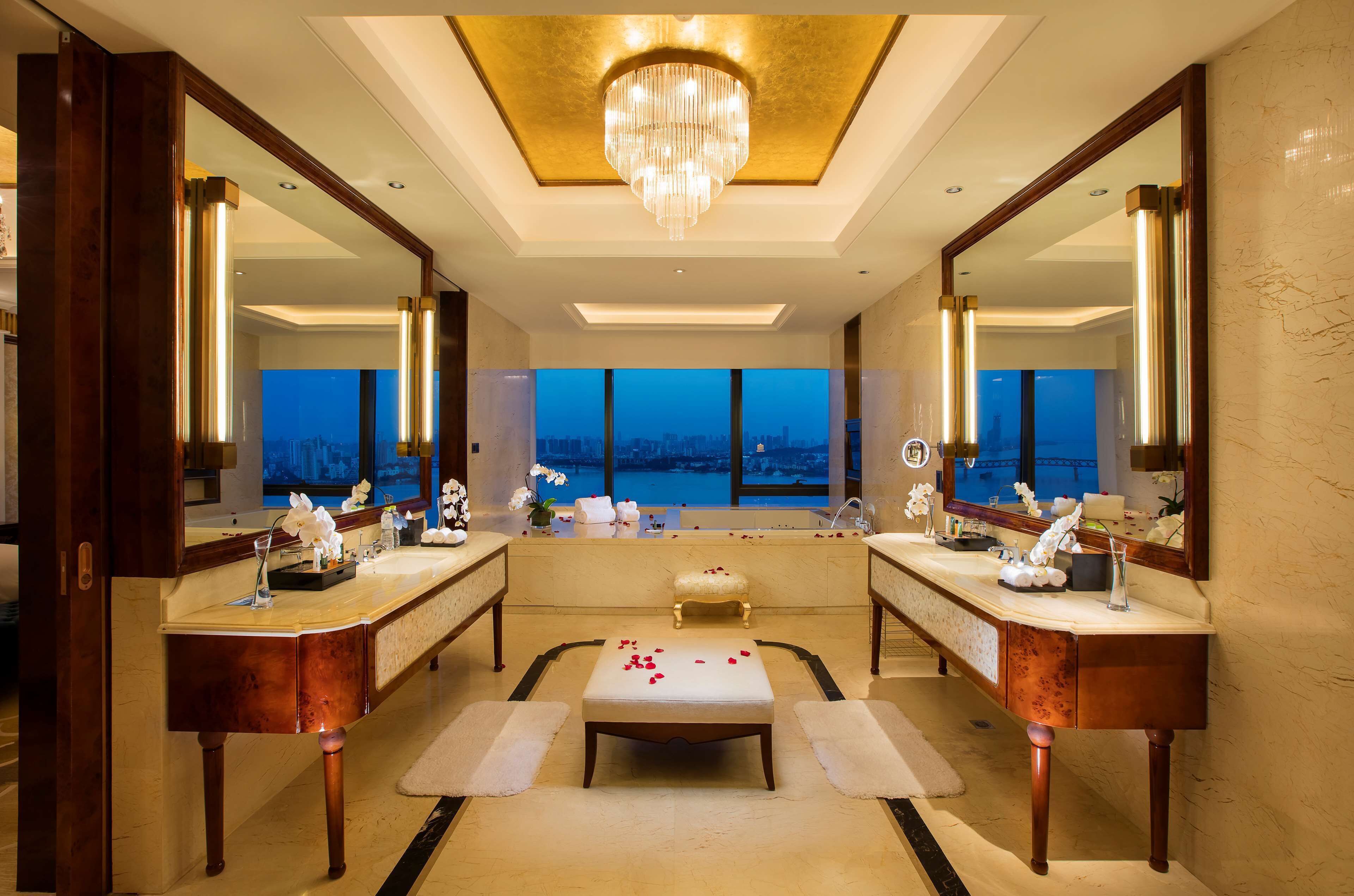 Duschwanne, Komfortbadewanne, kostenlose Toilettenartikel, Haartrockner