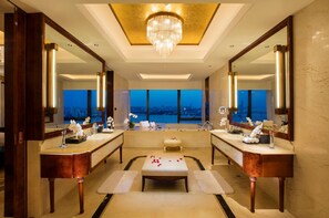 Combined shower/bathtub, deep-soaking bathtub, free toiletries - Hilton Wuhan Riverside (Wuhan)