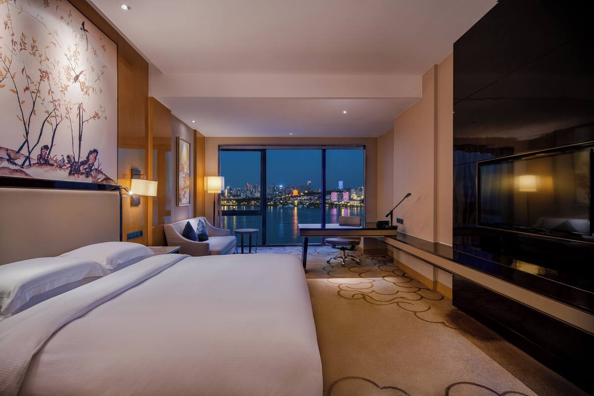 Chambre « Premier », 1 trÚs grand lit, vue fleuve | Literie de qualité supérieure, minibar, coffres-forts dans les chambres