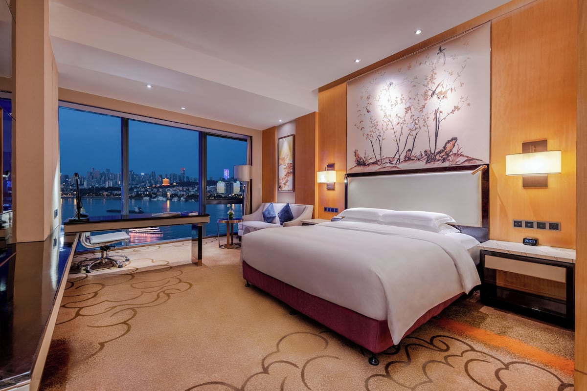 executive room, 1 king bed (lounge access) | premium bedding, minibar, in-room safe, desk