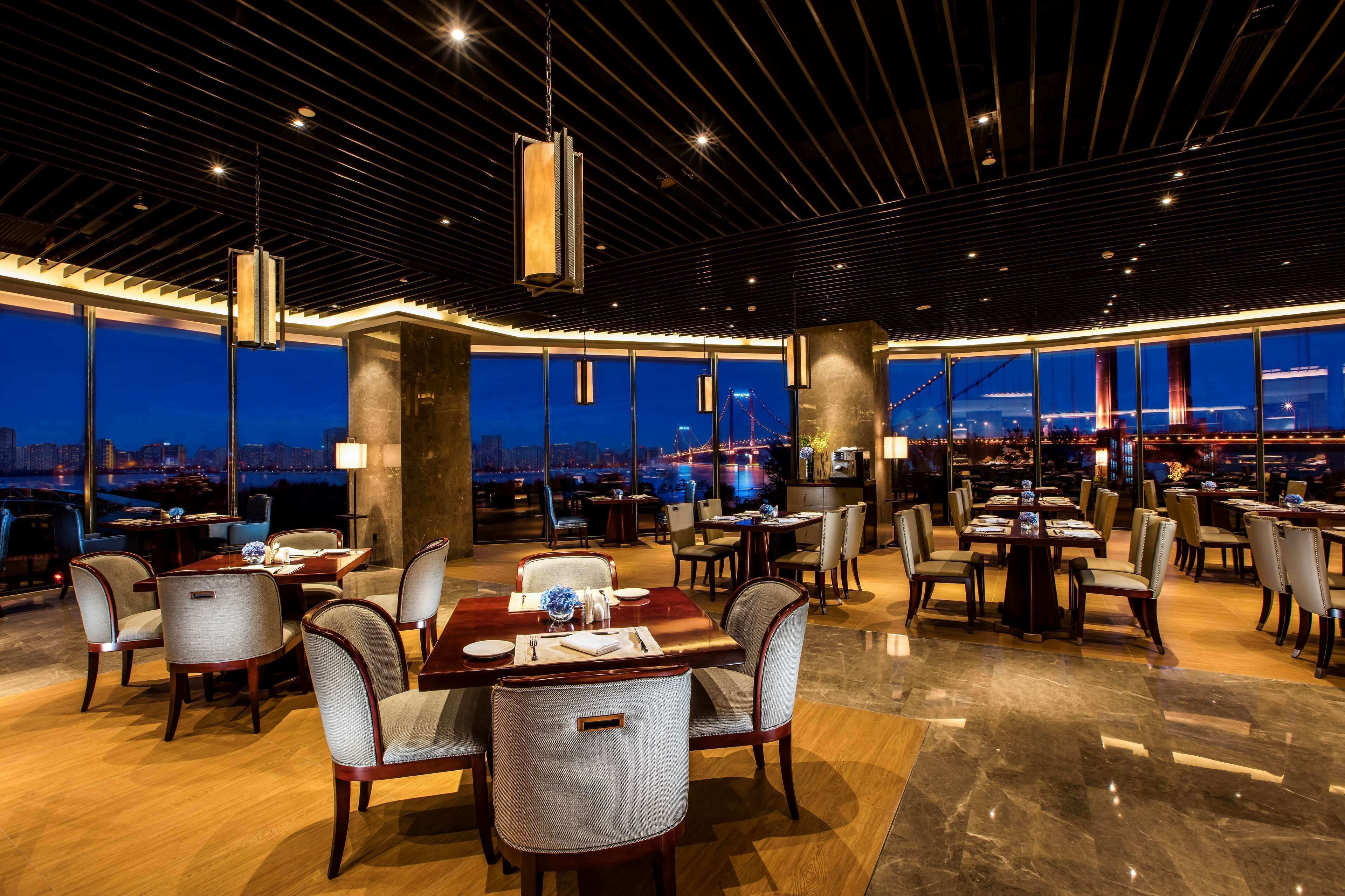 4 restaurantes; se sirve desayuno, almuerzo y cena