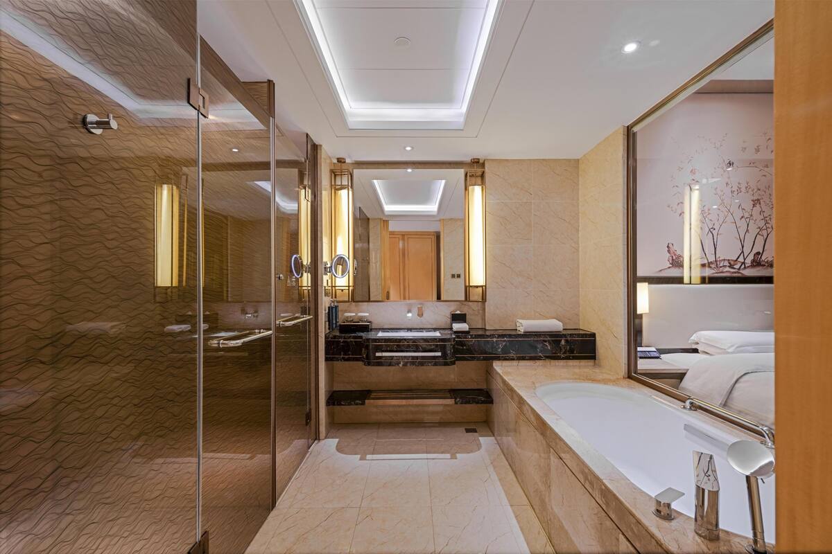 Premier Room, 2 Single Beds, River View | Bathroom