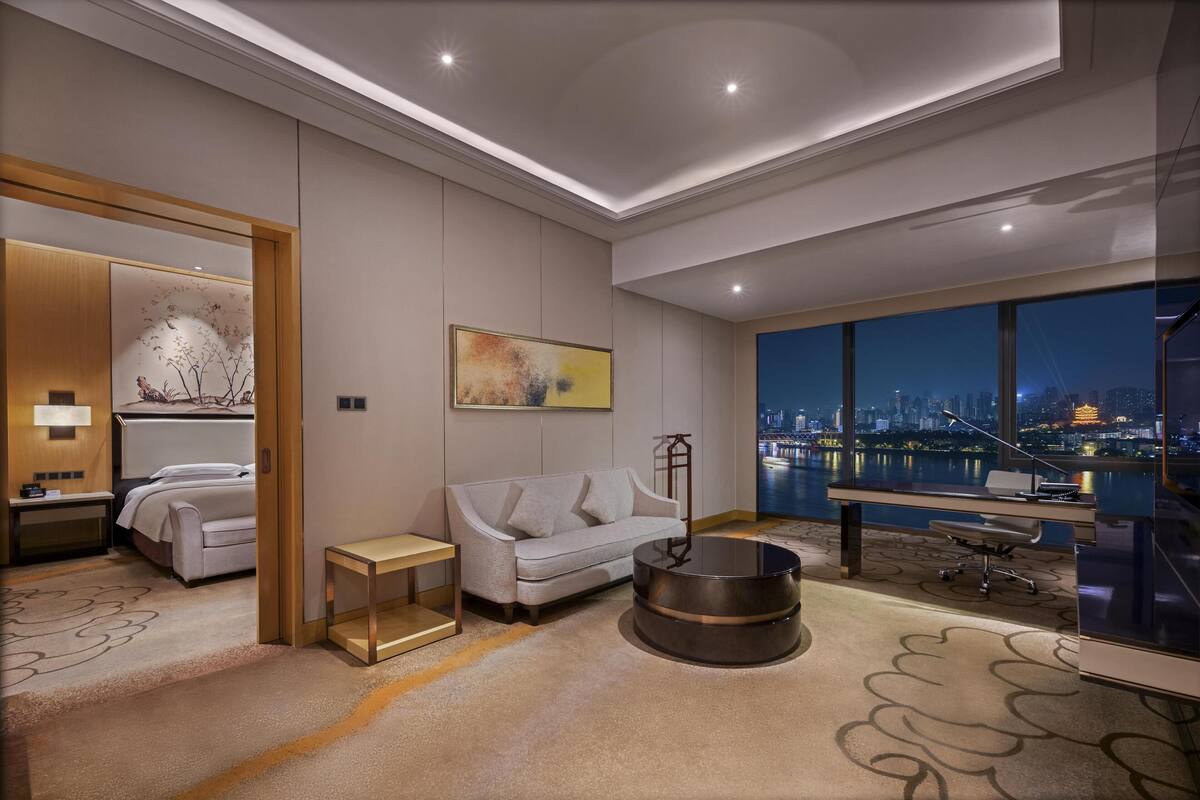 Suite, 1 King Bed, River View | Living area