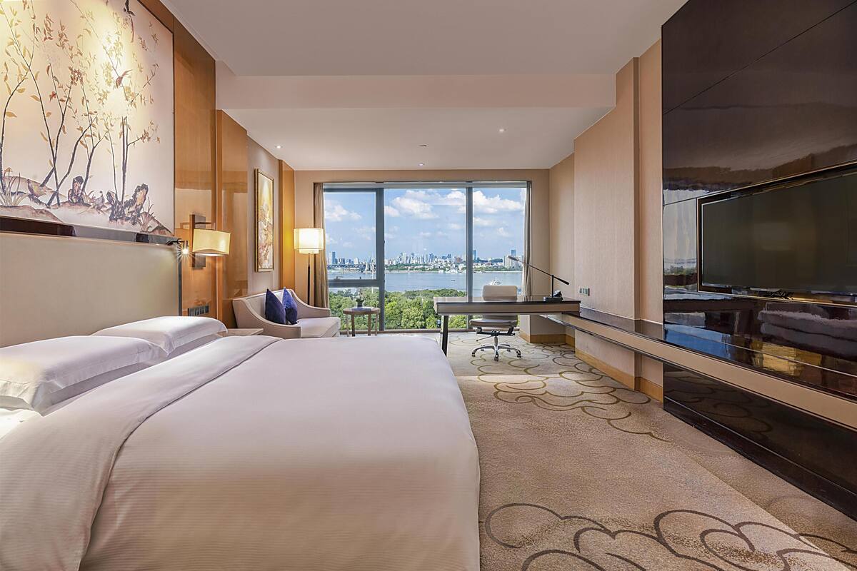 Premier Room, 1 King Bed, River View