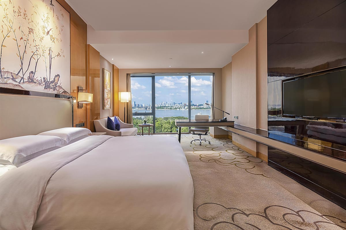 Premier Room, 1 King Bed, River View | Premium bedding, minibar, in-room safe, desk