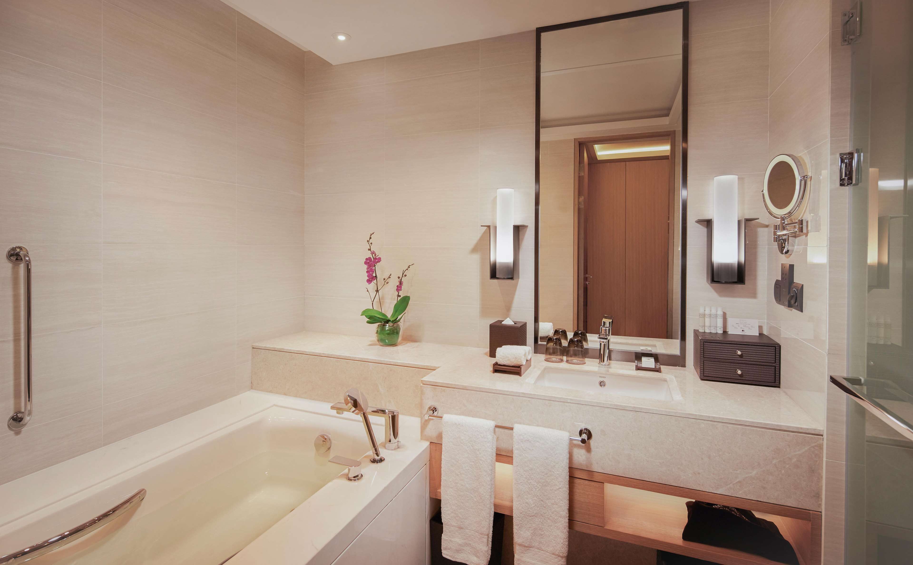 Ropa de cama de alta calidad, cubrecamas y minibar 
