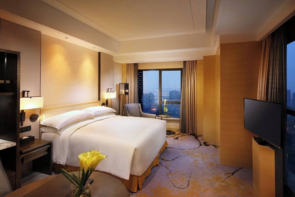 Premium bedding, down comforters, minibar, in-room safe