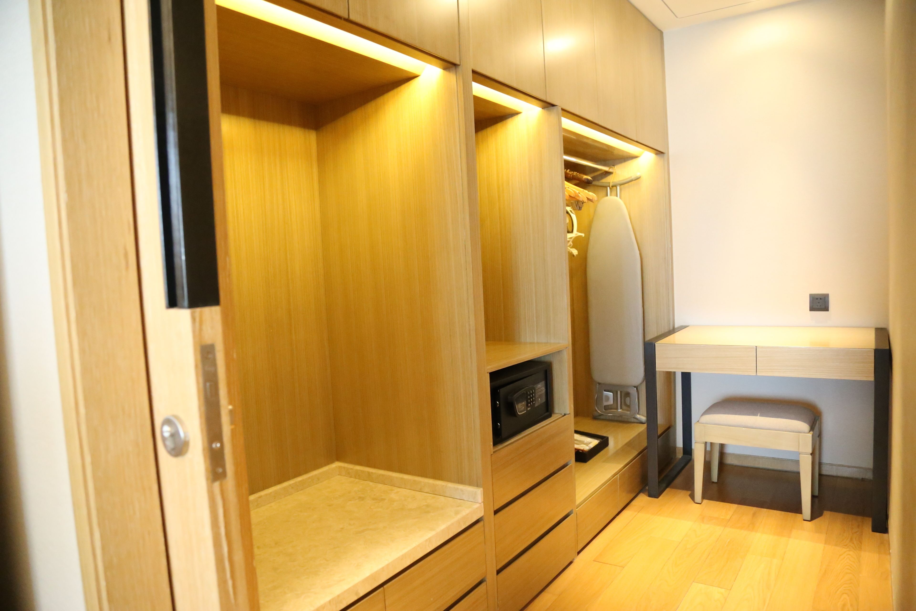 premium bedding, down duvets, minibar, in-room safe