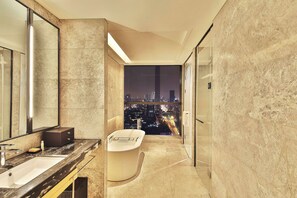 Baignoire et douche séparées, articles de toilette gratuits