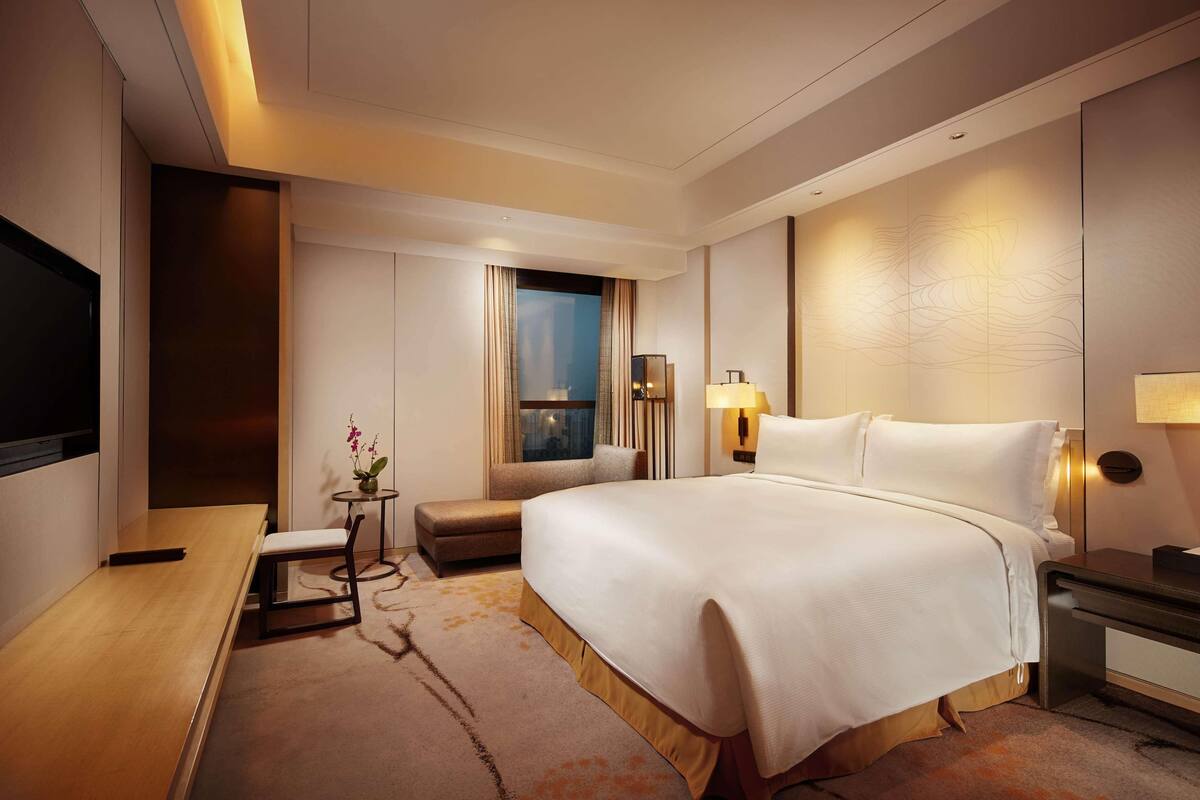 Premium bedding, down duvets, minibar, in-room safe