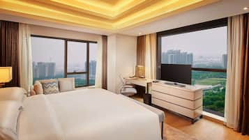 Bộ đồ giường cao cấp, chăn bông, minibar, két bảo mật tại phòng
