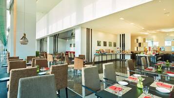 Πρωινό σε μπουφέ καθημερινά (855 INR/άτομο)