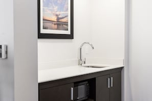 King, Studio, Kitchenette | Private kitchenette | Fridge, microwave, coffee/tea maker