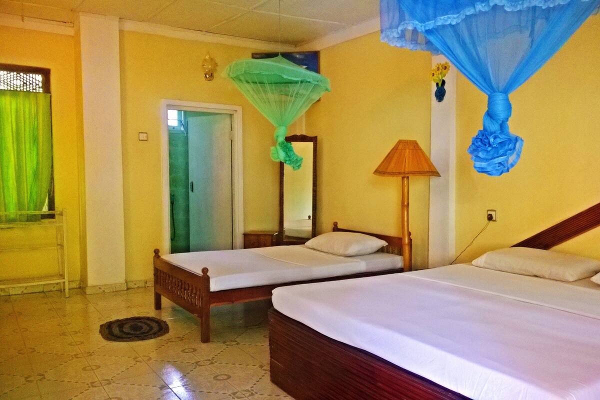 Habitación triple estándar, 1 habitación, para no fumadores, vista al jardín | Escritorio, wifi gratis y ropa de cama