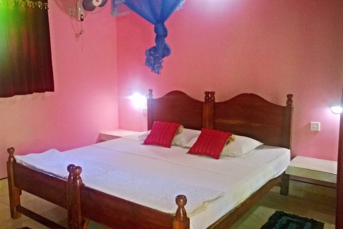 Habitación estándar con 1 cama matrimonial o 2 individuales, 1 cama matrimonial, para no fumadores | Escritorio, wifi gratis y ropa de cama