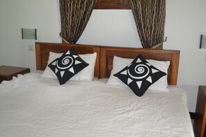 Habitación estándar con 1 cama matrimonial o 2 individuales, 1 cama matrimonial, para no fumadores | Escritorio, wifi gratis y ropa de cama