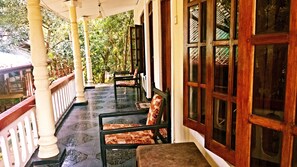 Desk, free WiFi, bed sheets - Sigiri Holiday Inn (Inamaluwa)