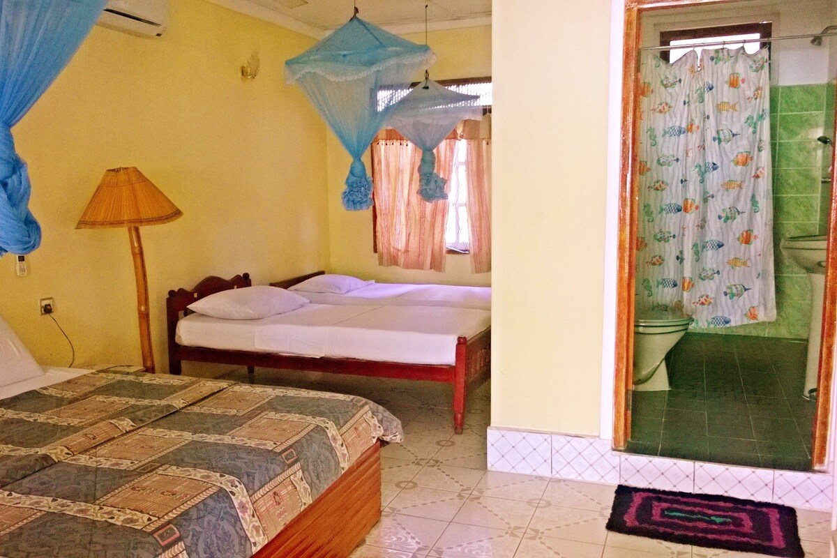 Standard Quadruple Room, 1 Bedroom, Non Smoking, Garden View | Desk, free WiFi, bed sheets