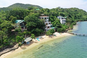 Playa privada, arena blanca, sillas reclinables de playa