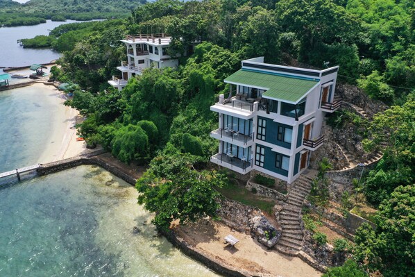 Vista frontal de la propiedad