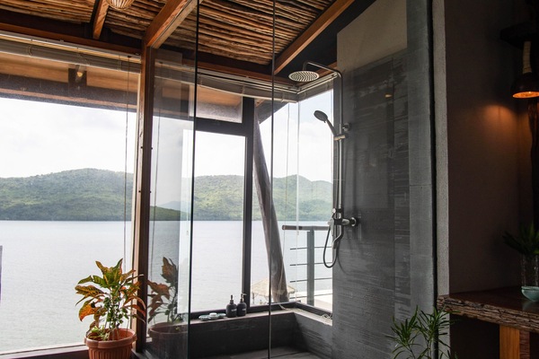 Honeymoon Suite with Balcony and Sea View | Bathroom | Free toiletries, hair dryer, slippers, bidet