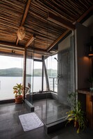 Suite estudio de luna de miel, 1 cama de matrimonio grande, vistas al mar, frente a la playa | Baño | Artículos de higiene personal gratuitos, secador de pelo y zapatillas