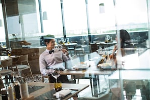 4 restaurants; breakfast, lunch, and dinner served