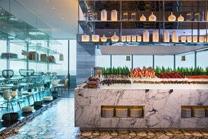 4 restaurantes; se sirve desayuno, almuerzo y cena; cocina internacional