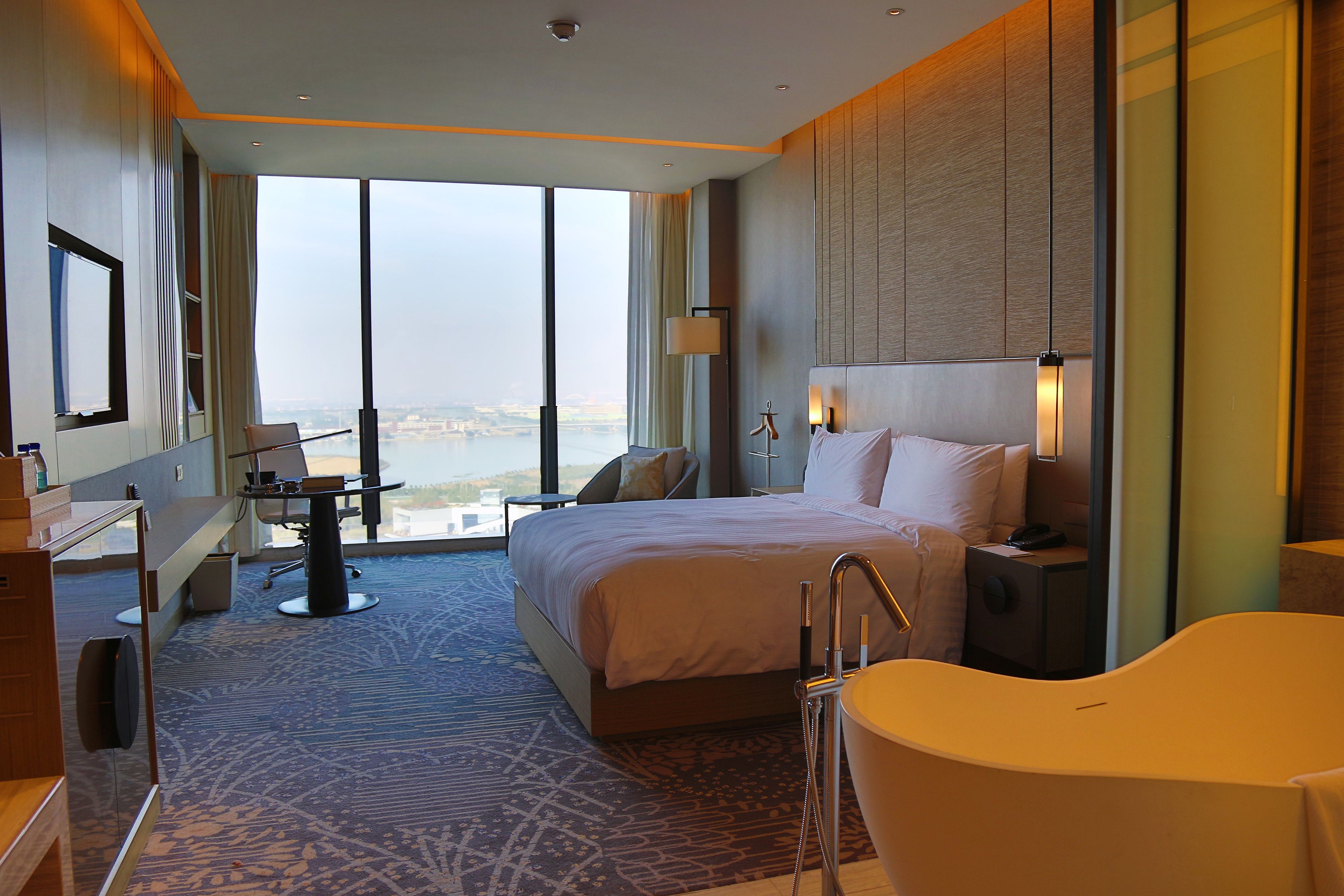 Quarto executivo, 1 cama King, vista para o lago, no andar executivo | Sacada