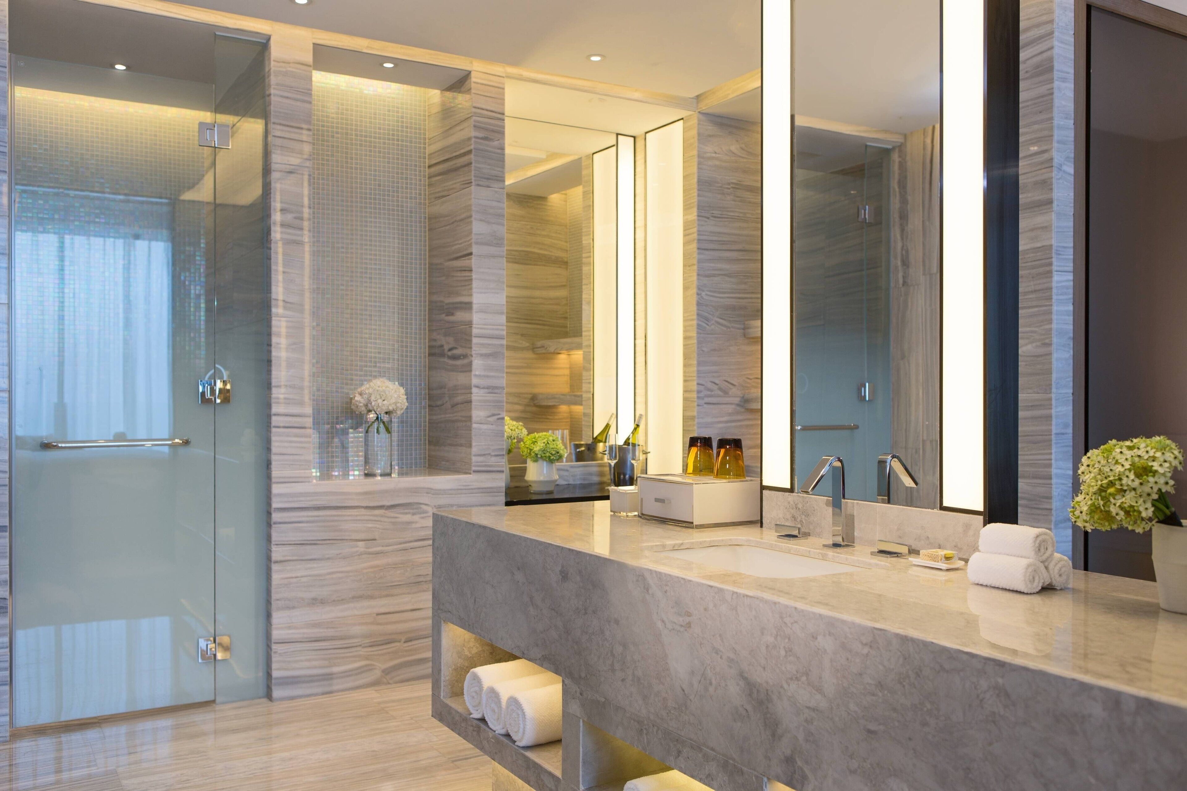 combined shower/bathtub, jetted bath, hair dryer, slippers