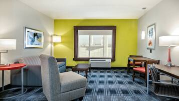 Ropa de cama hipoalergénica y caja de seguridad en la habitación