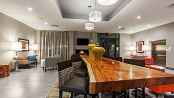 Desayuno a la carta diario (USD 12.95 por persona)