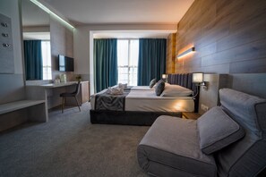 Quarto casal ou duplo, sacada, vista para o mar | Cofres nos quartos, escrivaninha, ferros/tábuas de passar roupa