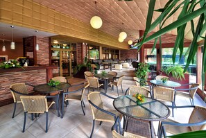 2 bares/lounges, bar ao lado da piscina