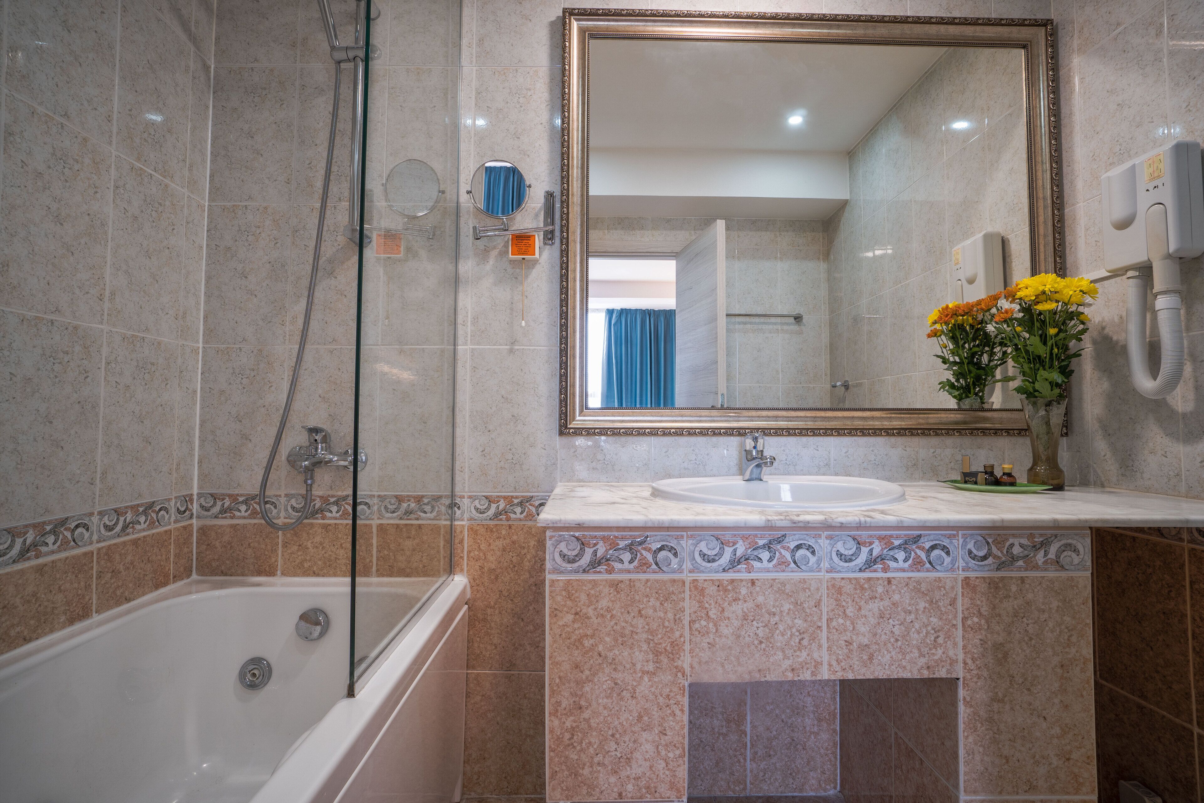 combined shower/bathtub, free toiletries, hair dryer, towels