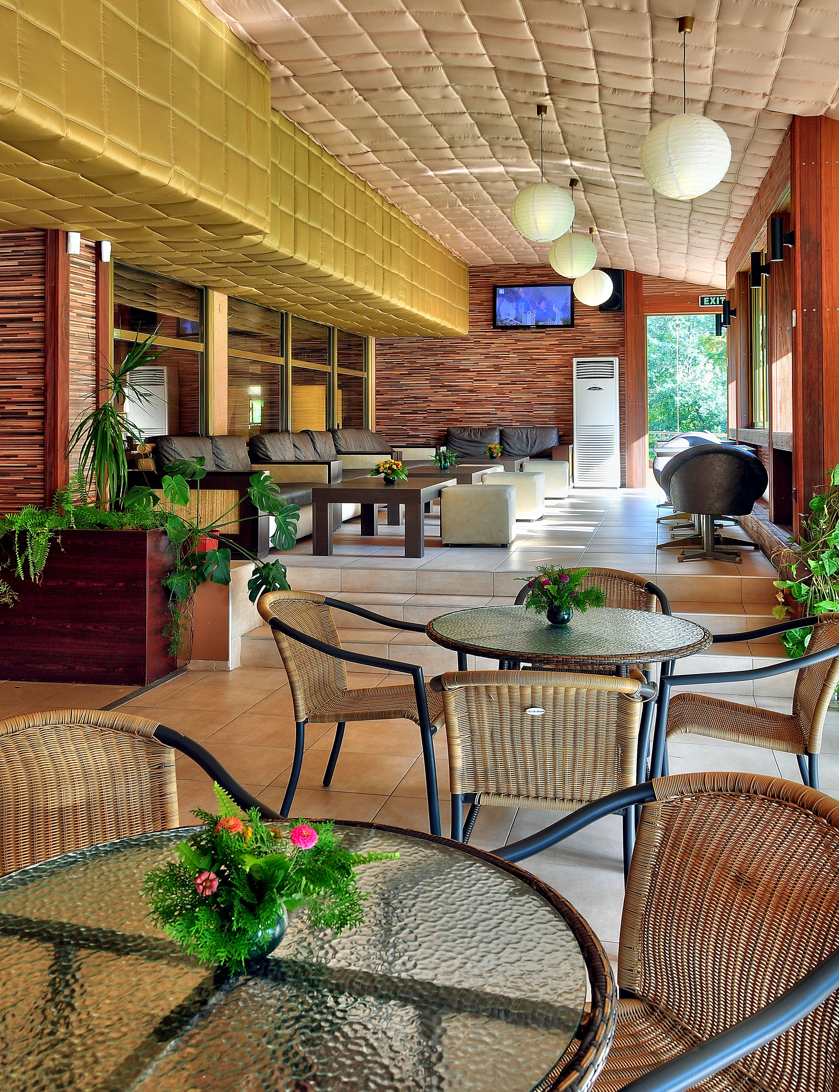 2 bars/lounges, poolside bar