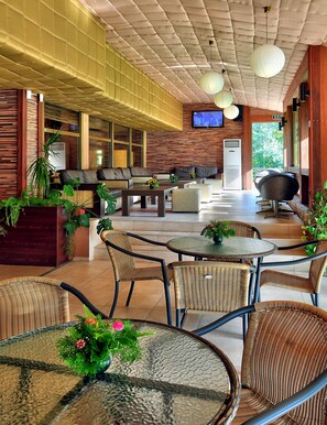 2 bars/lounges, poolside bar