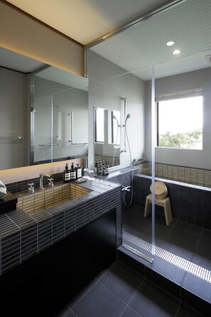 Baignoire et douche séparées, baignoire relaxante profonde