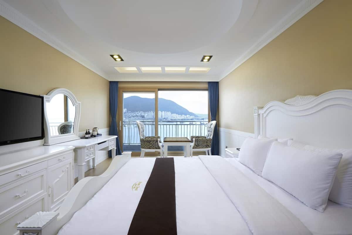 1 bedroom, in-room safe, individually decorated, free wifi