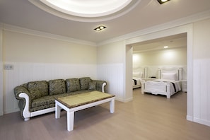 VIP Wine Party Room | Wohnbereich | Flachbildfernseher