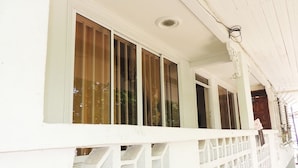 A white building with large windows and a white balcony railing. - Casa Vacacional Manatwar 2 (San Andrés)