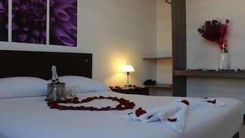 Ropa de cama de alta calidad y caja de seguridad en la habitación