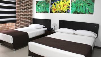 Habitación triple | Ropa de cama de alta calidad y caja de seguridad en la habitación